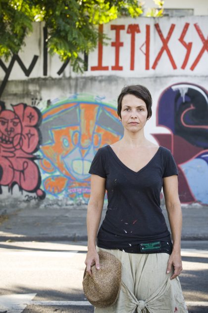 RIO DE JANEIRO, RJ, BRASIL, 27-02-2012, 15h30, A artista Joana Csar que pinta muros do Rio de Janeiro com cdigos. Foto: Ceclia Acioli/Folha Imagem) FSP-ILUSTRADA