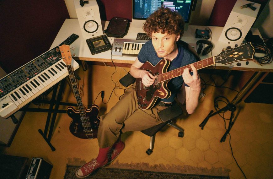 Valentim Frateschi Blends MPB, Jazz, and Indie on Debut Album ESTREITO – A Sounds and Colours premiere