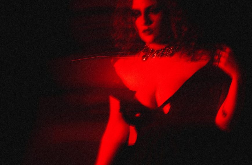 Sophia Ardessore – Boitatá: A Sounds & Colours single premiere